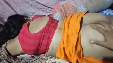 X Vedio Hindi: Indian aunt's ass sleeping